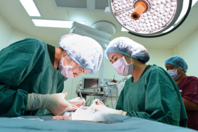 врачи делают операцию